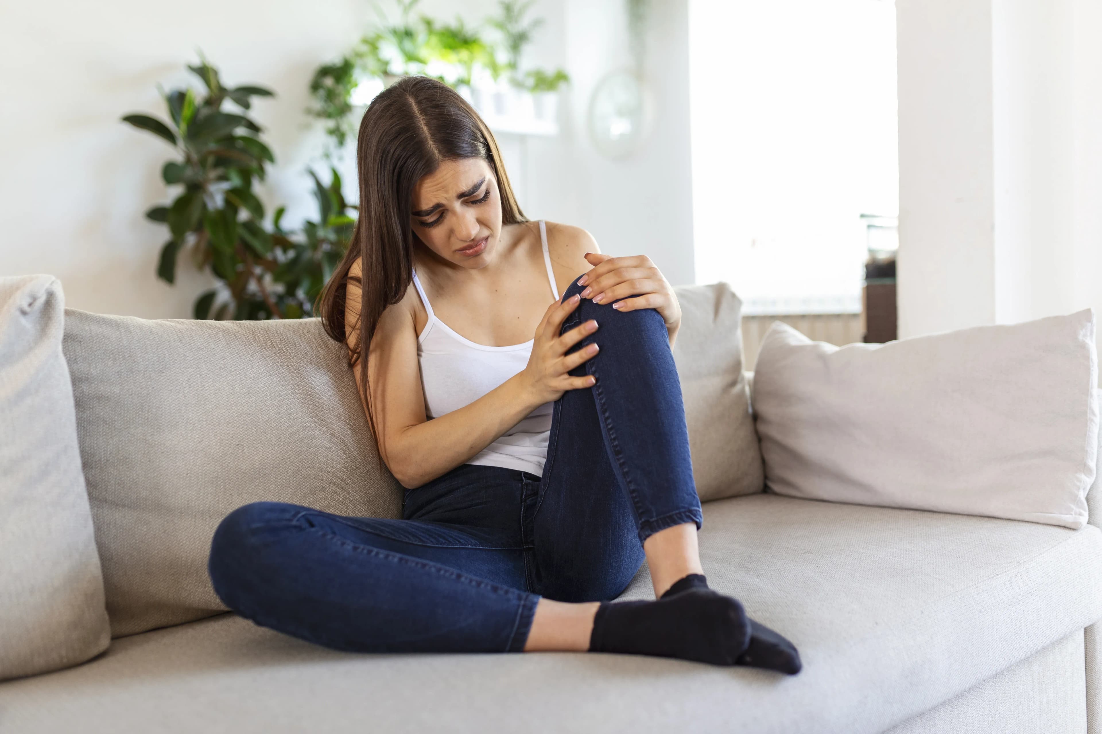 Knee Cracking When Standing Up: What It Means and When to Act